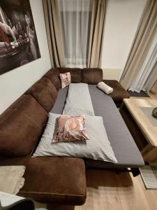 a brown couch sitting in a living room at Ferienwohnung Gfrerer Althofen in Mariapfarr