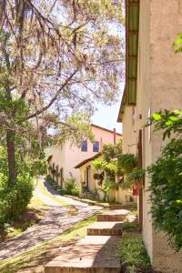 an empty street in a village with buildings at Hotel Altocerro in Constanza