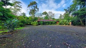 an empty driveway in front of a house at Cabañas Toku Laka in Fortuna