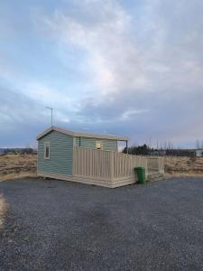 ein kleines Haus mit Zaun auf einem Parkplatz in der Unterkunft Old Cottage in Selfoss + 10 Fotos