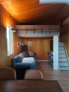 ein Wohnzimmer mit Sofa und Hochbett in der Unterkunft Old Cottage in Selfoss