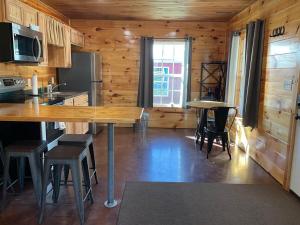 a kitchen with a table and chairs in a cabin at Blue Cozy Cottage in Oneida