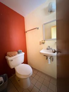 un bagno con WC e lavandino di Hotel Mocali a Puerto Vallarta