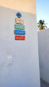 a sign on the side of a wall at Águas de Maragogi residence in Maragogi
