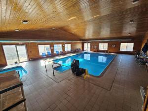 a large swimming pool in a large building at Baymont by Wyndham Baldwin in Baldwin +16 photos
