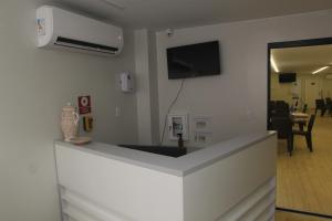 a room with a counter with a tv on the wall at Centro de Formação in Belém