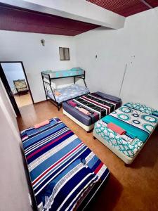 ein Zimmer mit drei Betten in einem Zimmer in der Unterkunft Donde Rafa in Maracay