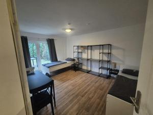 a room with a bedroom with a desk and a bed at Süder11 - ApartB in Eddelak
