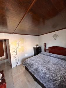 a bedroom with a bed in a room at El Hogar de Carmelita in Guanajuato