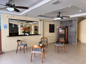 una sala d'attesa con sedie e uno specchio di Hotel Mocali a Puerto Vallarta