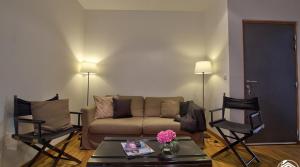 a living room with a couch and two chairs at B&B Côté Moulin in Jayat