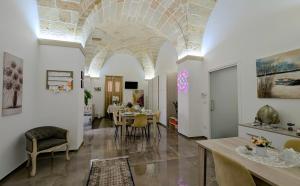 a living room with a table and a dining room at B&B Civico 11 in Veglie