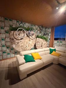 a living room with a white couch with a bike on the wall at Fiets Kot in Keerselaar