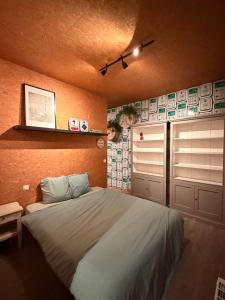 a bedroom with a large bed in a room at Fiets Kot in Keerselaar