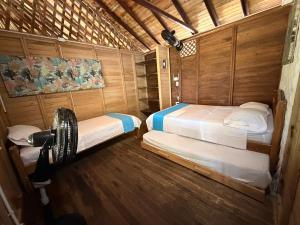 a room with two beds and a camera in it at Cabaña con Deck Frente al Mar para 8 personas in Moñitos