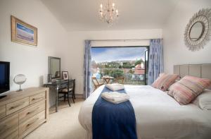 Gallery image of BEACHES - South Sands beach house in Torquay