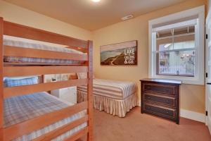 a bedroom with two bunk beds and a window at Sunny Getaway at Veranda Beach in Oroville +29 photos