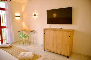 ein Schlafzimmer mit einem Fernseher an der Wand und einem Bett in der Unterkunft Don Joaquín in Buenavista + 11 Fotos