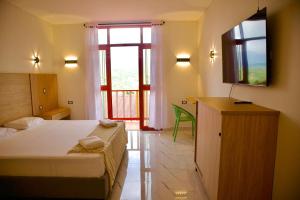 ein Schlafzimmer mit einem Bett und einem großen Fenster in der Unterkunft Don Joaquín in Buenavista