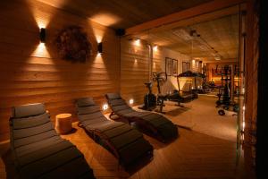 a group of chairs in a room with a gym at APARTAMENTY U HARREGO BOUTIQUE SPA masaże, sauna, tężnia solankowa , balkon , taras , klimatyzacja , parking in Kudowa-Zdrój