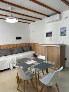 a room with a dining table and a bed at Etel Departamentos in San Rafael