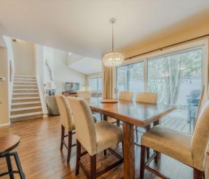 a dining room with a table and chairs at Meadow Lake Townhouse For 6ppl in Columbia Falls