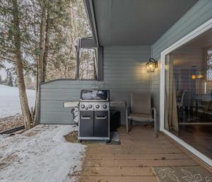 a outdoor kitchen with a stove and a table at Meadow Lake Townhouse For 6ppl in Columbia Falls +26 photos