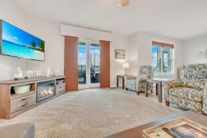 a living room with a fireplace and a tv at The Retreats at Stone Fountain in Arnolds Park