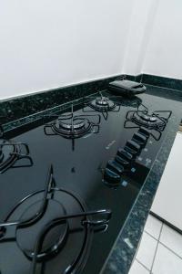 a black counter top with a row of sinks at REFÚGIO FAMILIAR Jampa JP in João Pessoa