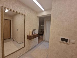 a hallway with a large mirror in a room at Apartman Djurić in Brčko