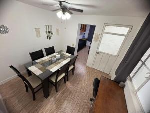 a dining room with a table and chairs and a window at Departamento céntrico y cómodo La Casona in Xalapa