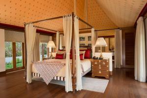 The Oberoi Sukhvilas Spa Resort, New Chandigarh客房内的一张或多张床位