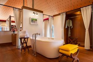 The Oberoi Sukhvilas Spa Resort, New Chandigarh客房内的一张或多张床位