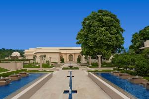 The Oberoi Sukhvilas Spa Resort, New Chandigarh内部或周边的泳池