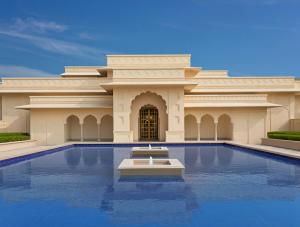 The Oberoi Sukhvilas Spa Resort, New Chandigarh内部或周边的泳池