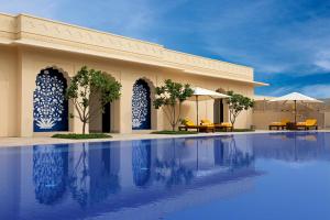 The Oberoi Sukhvilas Spa Resort, New Chandigarh内部或周边的泳池