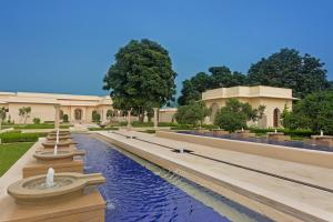 The Oberoi Sukhvilas Spa Resort, New Chandigarh内部或周边的泳池
