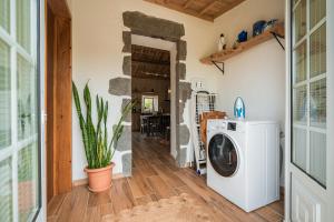 a laundry room with a washer and dryer at Villa Pico de Mafra in Mosteiros