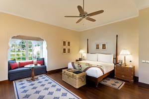 钱德加尔The Oberoi Sukhvilas Spa Resort, New Chandigarh的带床和吊扇的卧室