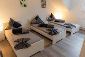 un soggiorno con tre divani con fiocchi di Kaiserbrunnen Gastromeile, City, Messe & Stadionnah a Dortmund