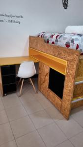 a desk and a chair in a room with a bed at Living Up in Puebla