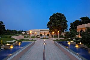 The Oberoi Sukhvilas Spa Resort, New Chandigarh内部或周边的泳池