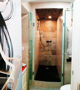 a bathroom with a shower with a glass door at Apartamento La Cueva silencioso in Algarrobo +20 photos