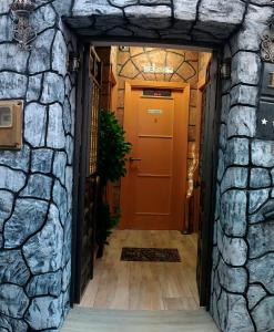 a door into a building with a stone wall at Apartamento La Cueva silencioso in Algarrobo