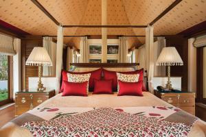 The Oberoi Sukhvilas Spa Resort, New Chandigarh客房内的一张或多张床位