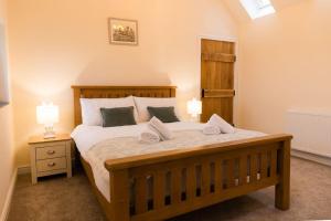 a bedroom with a large wooden bed with two lamps at Dale, Burray, Orkney - OR00597F in Burray Village