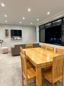 a dining room with a wooden table and chairs at Casa Apartment Playa Tortugas in Tortuga