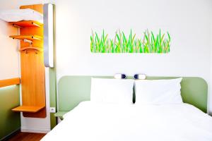 Postel nebo postele na pokoji v ubytování Ibis Budget Sarrebourg Buhl