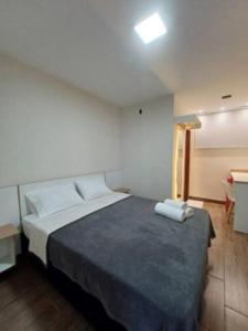 a bedroom with a bed with two towels on it at Riviera Sanary 1207 Nova Almeida in Serra