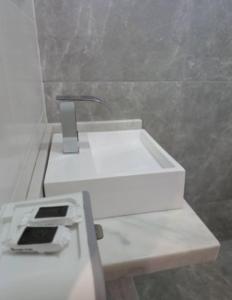 a white sink in a bathroom with at Riviera Sanary 1207 Nova Almeida in Serra